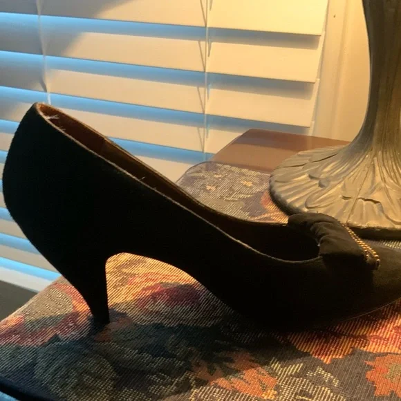 Lovely ladies black Swede heels in size 6.5 by Nina. - Picture 2 of 7